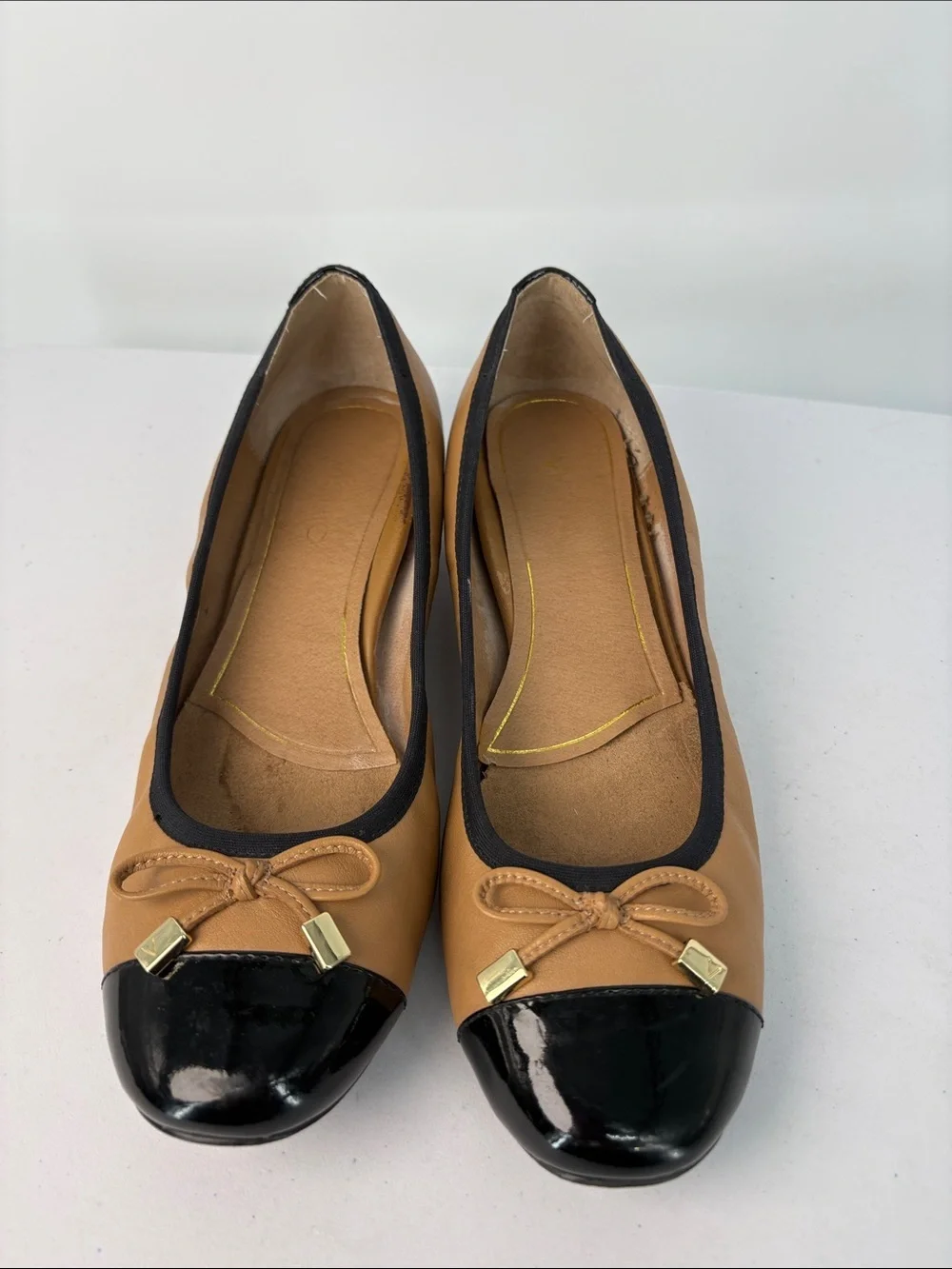 🐎 Vionic Tan and Black Cap-Toe Ballet Flats with Bow Accent DAPHNE